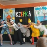 9 rodziców stoi jedno za drugim i próbuje wyrwać rzepkę