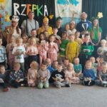 Rodzice i dzieci pozują do zdjęcia grupowego