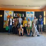 Aktorzy - rodzice pozują do zdjęcia grupowego