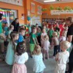 grupa dzieci tańczy na dywanie