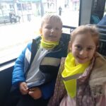 dwoje dzieci siedzi w autobusie
