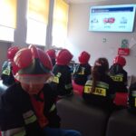 grupa dzieci ogląda prezentację o bezpieczeństwie