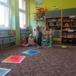 dwoje dzieci chodzi po dyskach sensorycznych