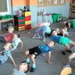 Dzieci wykonują mostki