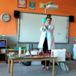 prowadząca pokazuje balon nadmuchiwany suchym lodem
