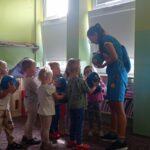 pani i dzieci trzymają piłkki