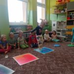 dziewczynka weszła na kolorową planszę