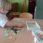 dziewczynka układa puzzle