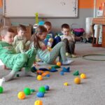dzieci chodzą na czworakach na dywanie