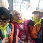 troje dzieci siedzi w autobusie