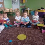 grupa dzieci siedzi na dywanie