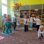 grupa dzieci bawi się na dywanie
