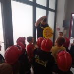 strażak zakłada medal, który dostał od dzieci