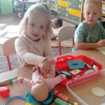 dziewczynka bawi się w lekarza