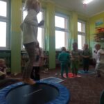 dziewczynka skacze na trampolinie