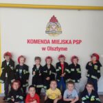 chłopcy na tle napisu komenda straży pożarnej