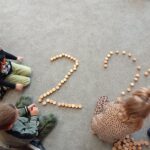 dzieci układają z klocków cyfrę 2