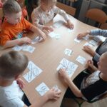 Dzieci układają obrazek z części