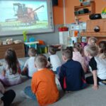 Dzieci oglądają film o produkcji chleba
