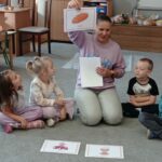 Nauczycielka prezentuje ilustracje z chlebem, rolnikiem i piekarzem