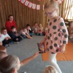 Dziewczynka pokazuje karmę dla królika