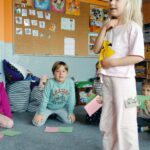 Dziewczynka pokazuję czynność jaka najbardziej lubi robić