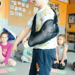 Chłopiec pokazuję czynność jaka najbardziej lubi robić