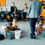 Dzieci układają puzzle na dywanie