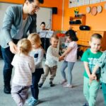 Dzieci w parach tańczą do piosenki Nie chcę cię znać