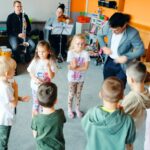 Dzieci w kółeczku tańczą Grozik