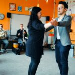 Nauczycielka tańczy z muzykiem filharmonii polkę