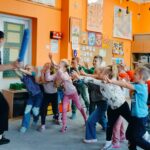 Dzieci wykonują gest oznaczający stop