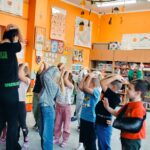 Dzieci uczą się ochraniać głowę