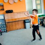 Chłopiec wykonuje gest oznaczający stop