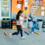 Dziewczynka pokonuje trasę z makaronów ochraniając głowę