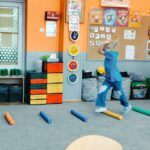 Dziewczynka pokonuje trasę z makaronów ochraniając głowę