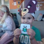 chłopiec trzyma obrazek misia