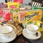 Herbatki na stole z filiżankami