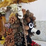 Praca plastyczna jeż z szyszek- widok z boku.