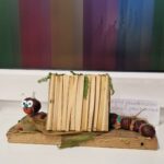 Jesienny stworek z kasztanów, liści i drewienek - praca plastyczna.