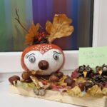 Jesienne zwierzęta z dyni, szyszek i szyszek.