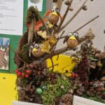 Praca plastyczna - drzewko z sówkami z materiału przyrodniczego.