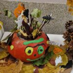 Praca plastyczna - stworek z dyni i materiału przyrodniczego.