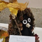 Praca plastyczna jeż z szyszek pod parasolem z liści.