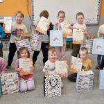 Grupa dzieci z nagrodami konkursowymi.