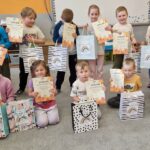 Grupa dzieci z nagrodami konkursowymi.