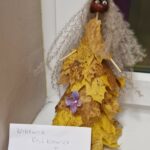 Jesienny ludzik z liści i kasztanów.