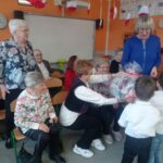 Dzieci przekazują paczkę z herbatami dla seniorów w przedszkolu