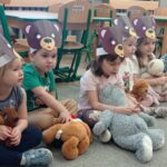 grupa dzieci w maskach misiów, trzyma w ręku swoje misie