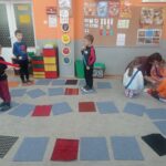 w sali na dywanie rozłożone kolorowe maty materiałowe